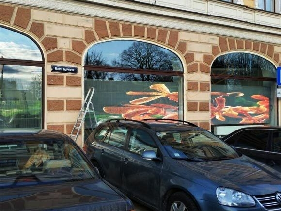 P3.91-7.82mm Transparent Adhesive LED Screen Display For Shop Window